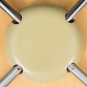 ARNE JACOBSEN, a pair of leather upholstered armchairs by Fritz Hansen, Danmark.