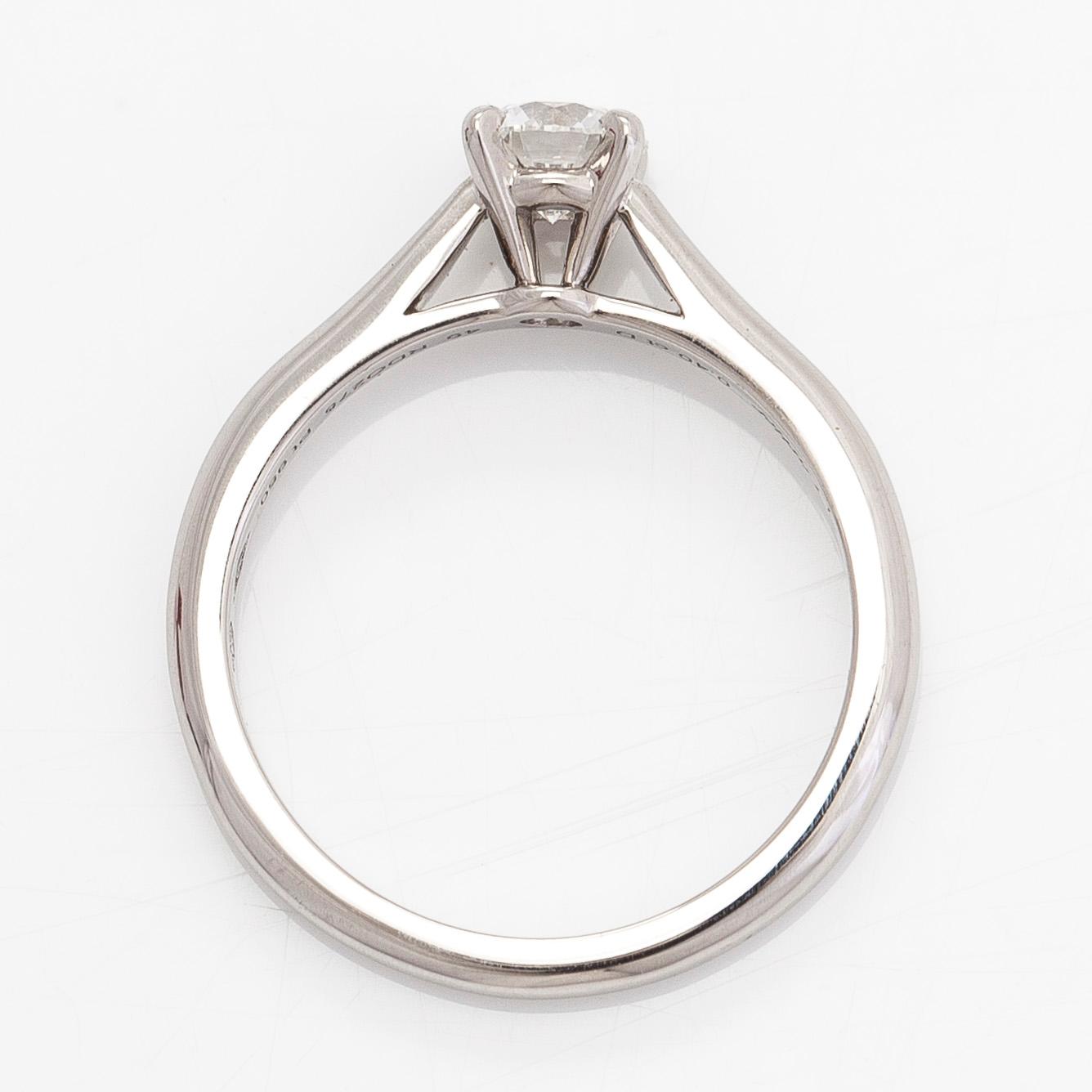 Cartier, ring, platina och briljantslipad diamant ca 0.40 ct. Med GIA dossier.