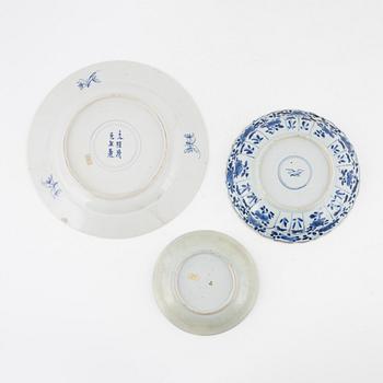 Fat och skålfat, två stycken, porslin, Kina, Qingdynastin, 1700-/1800-tal.