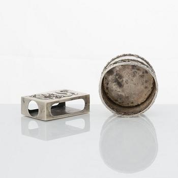 Askar med lock, två stycken, tändstickshållare och coaster, silver. Kina, olika mästarstämplar, 1900-tal.