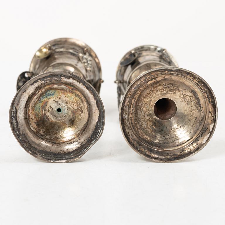 Skrammelbägare/supkalkar, 2 st snarlika, silver, Sverige, omkring år 1800.