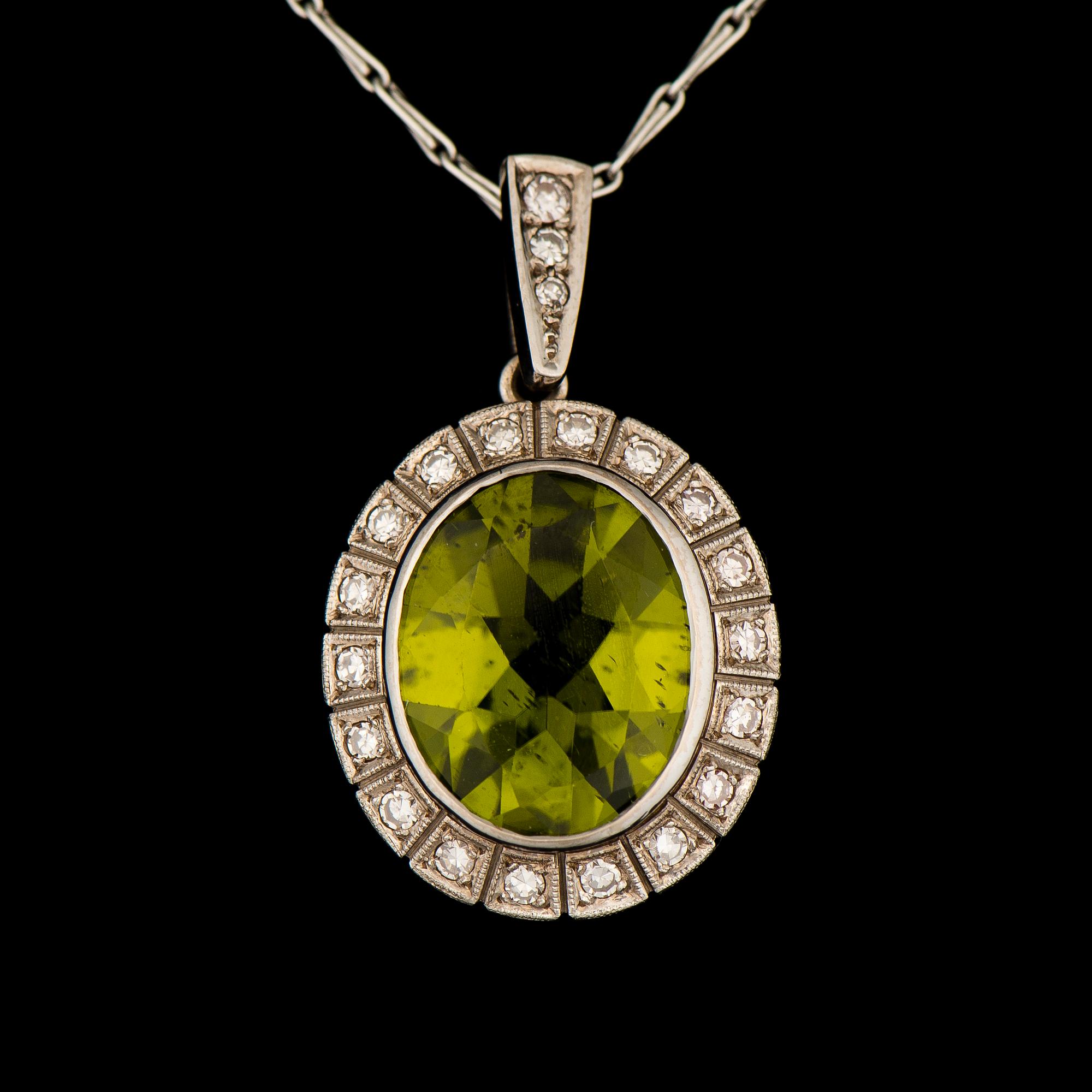 A PENDANT, facetted peridot, 8/8 cut diamonds, 18K white gold. A. Tillander 1996.