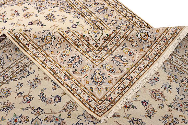 A Kashan carpet, c. 306 x 200 cm.