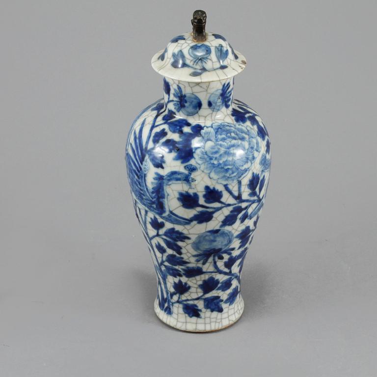 LOCKURNA, porslin, Kina, omkring år 1900.