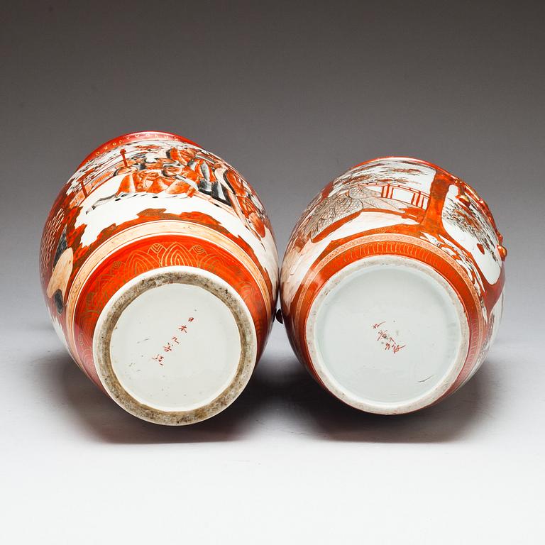 VASER, 2 st, porslin, Kutani. Japan, Meiji (1868-1912).