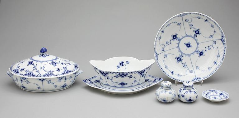 MATSERVIS, porslin 84 delar, "Musselmalet" Royal Copenhagen samt Bing & Gröndahl, Danmark, 1900-tal.