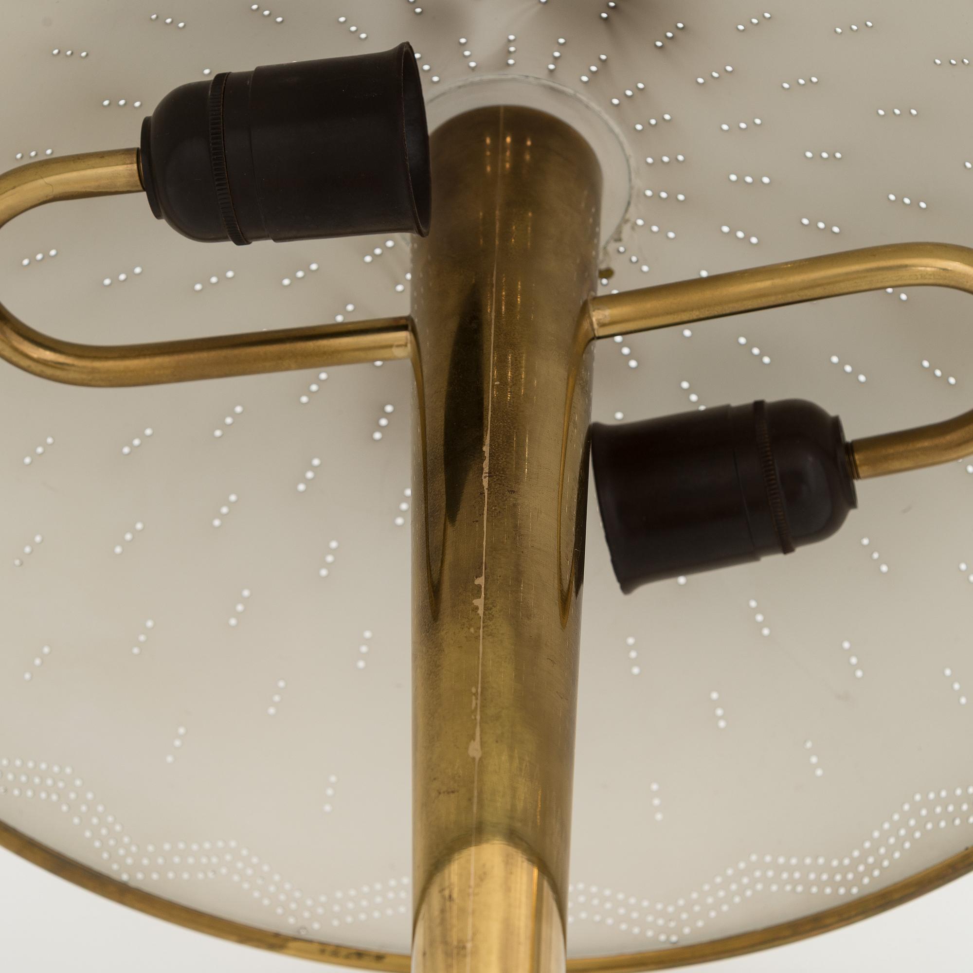 Paavo Tynell, pöytävalaisinpari, malli 5061, Idman 1900-luvun puoliväli.