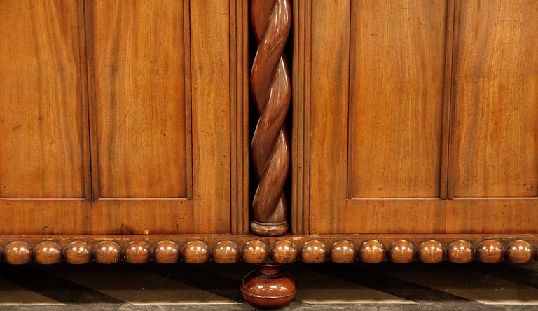 KLÄDSKÅP, nygotik, 1800-talets första hälft.