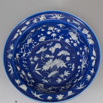 A slip decorated basin, Qing dynasty, 19th Century.
