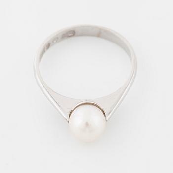 A cultured pearl ring by  Svedboms, Vetlanda.