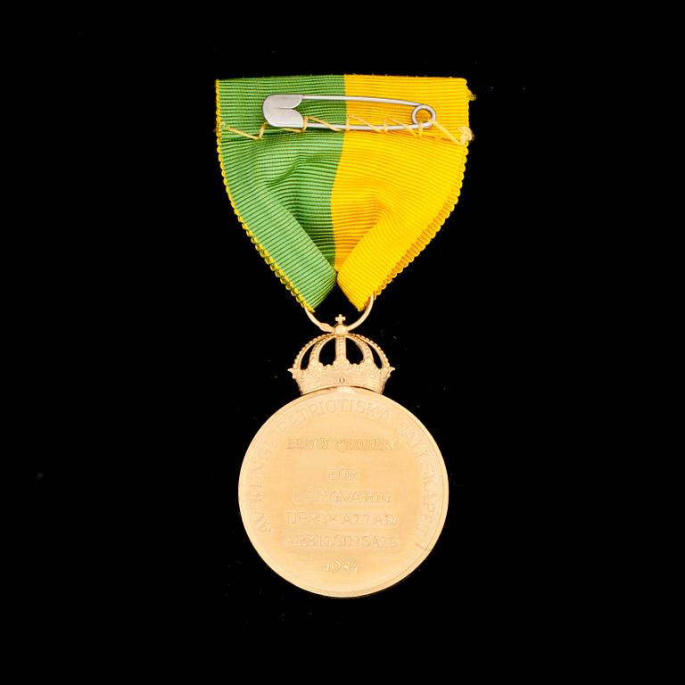 MEDALJ, 18k guld, Kungliga Patriotiska sällskapet, daterad 1984. Vikt ca 25 g.