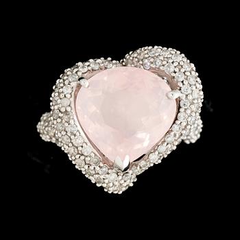 RING, 10k vitguld, rosenkvarts, diamant. Vikt ca 10g.