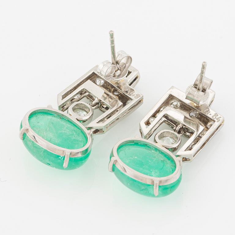 Örhängen platina med cabochonslipade smaragder och gammalslipade diamanter.