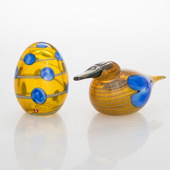 OIVA TOIKKA, An annual glass bird with its egg, year 2004, both signed O. Toikka Nuutajärvi, the egg numbered 207/750.