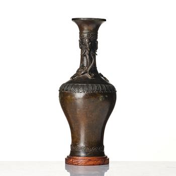 An elegant bronze vase, late Ming dynasty/early Qing dynasty with a Xuande mark.
