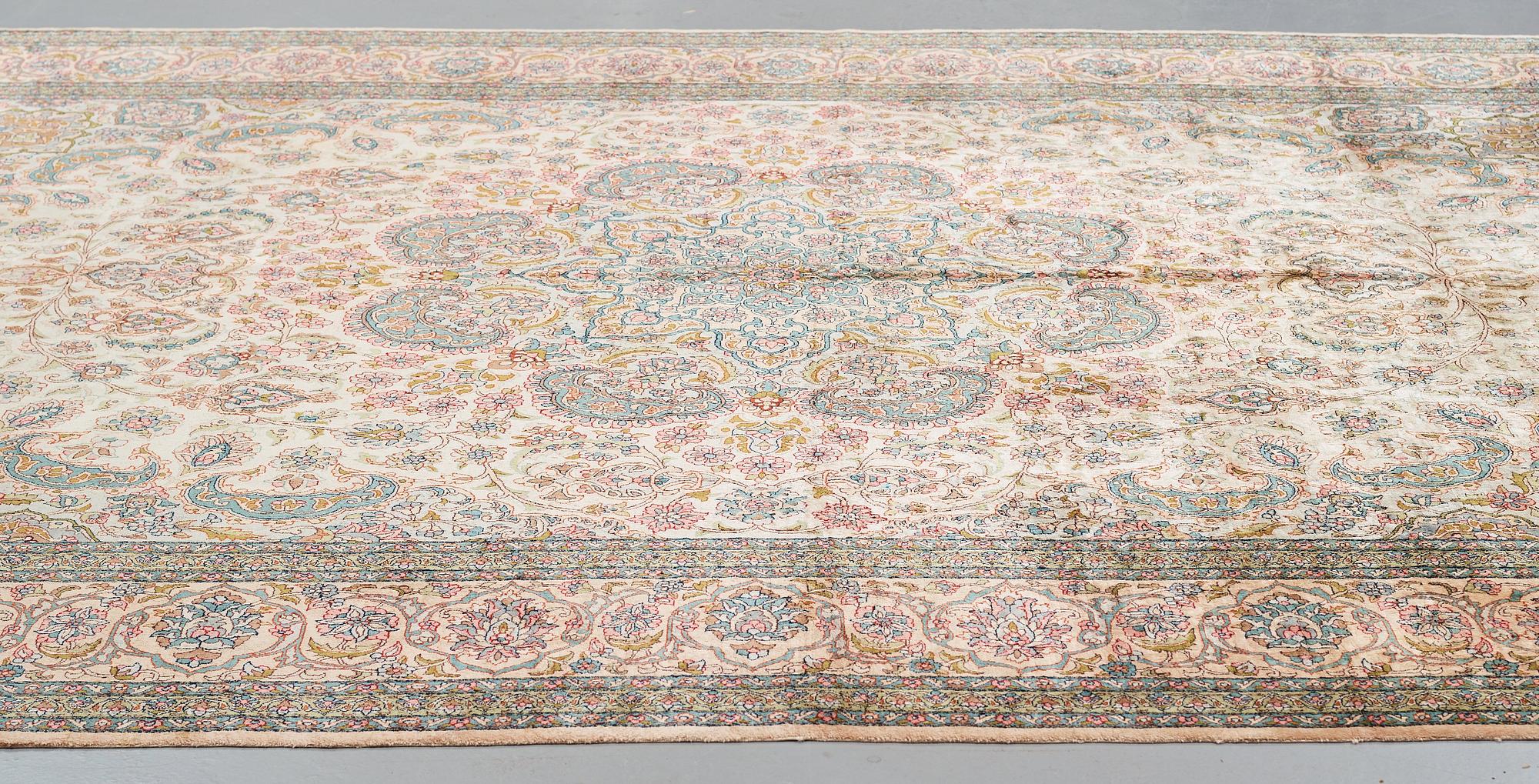 MATTO, an old silk Turkey, ca 428 x 299-307 cm.