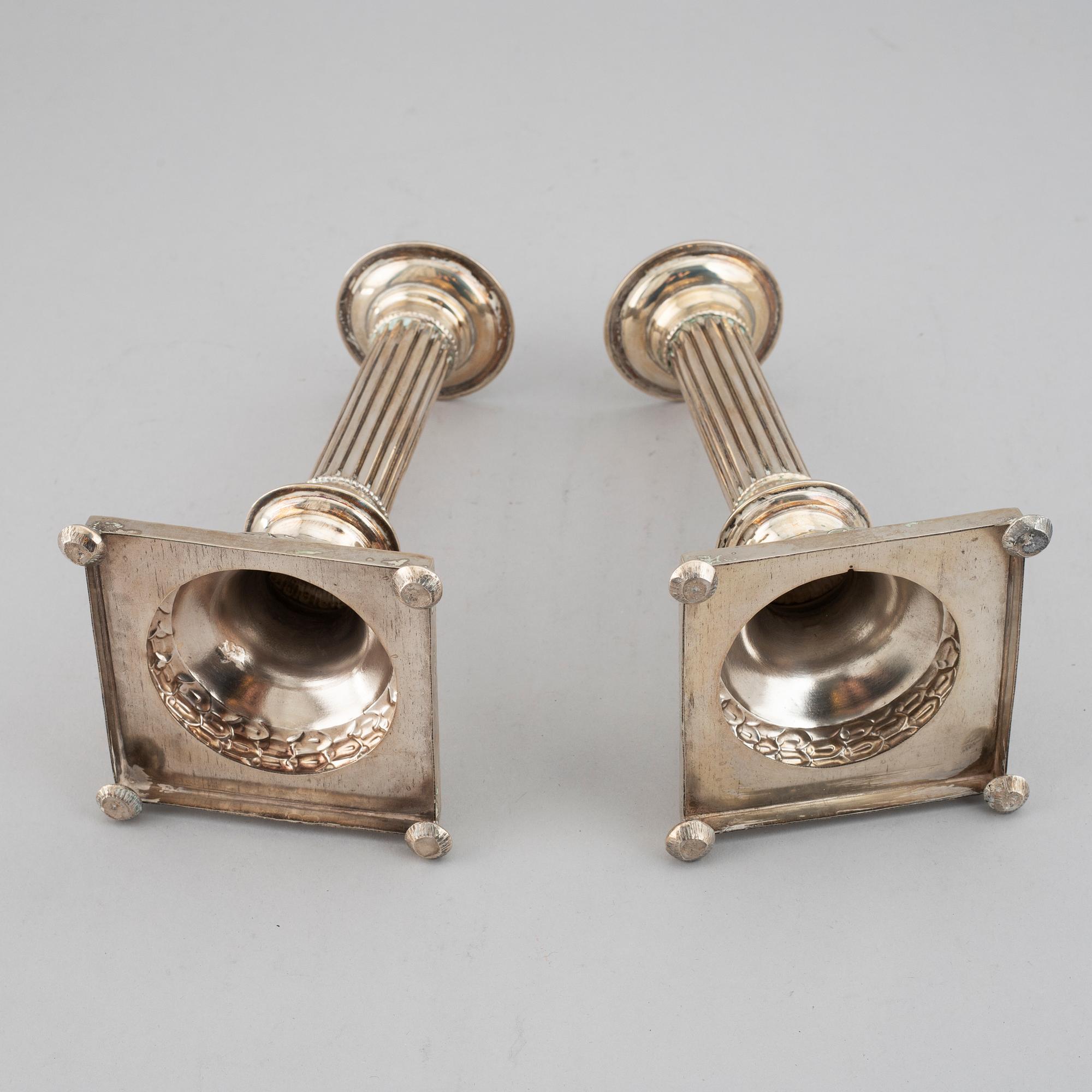Silver candelsticks.