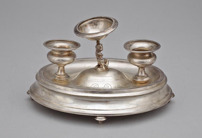 SKRIVSTÄLL, silver, troligen Polen/Ryssland, 1800-talets slut. Tot vikt ca 380g.