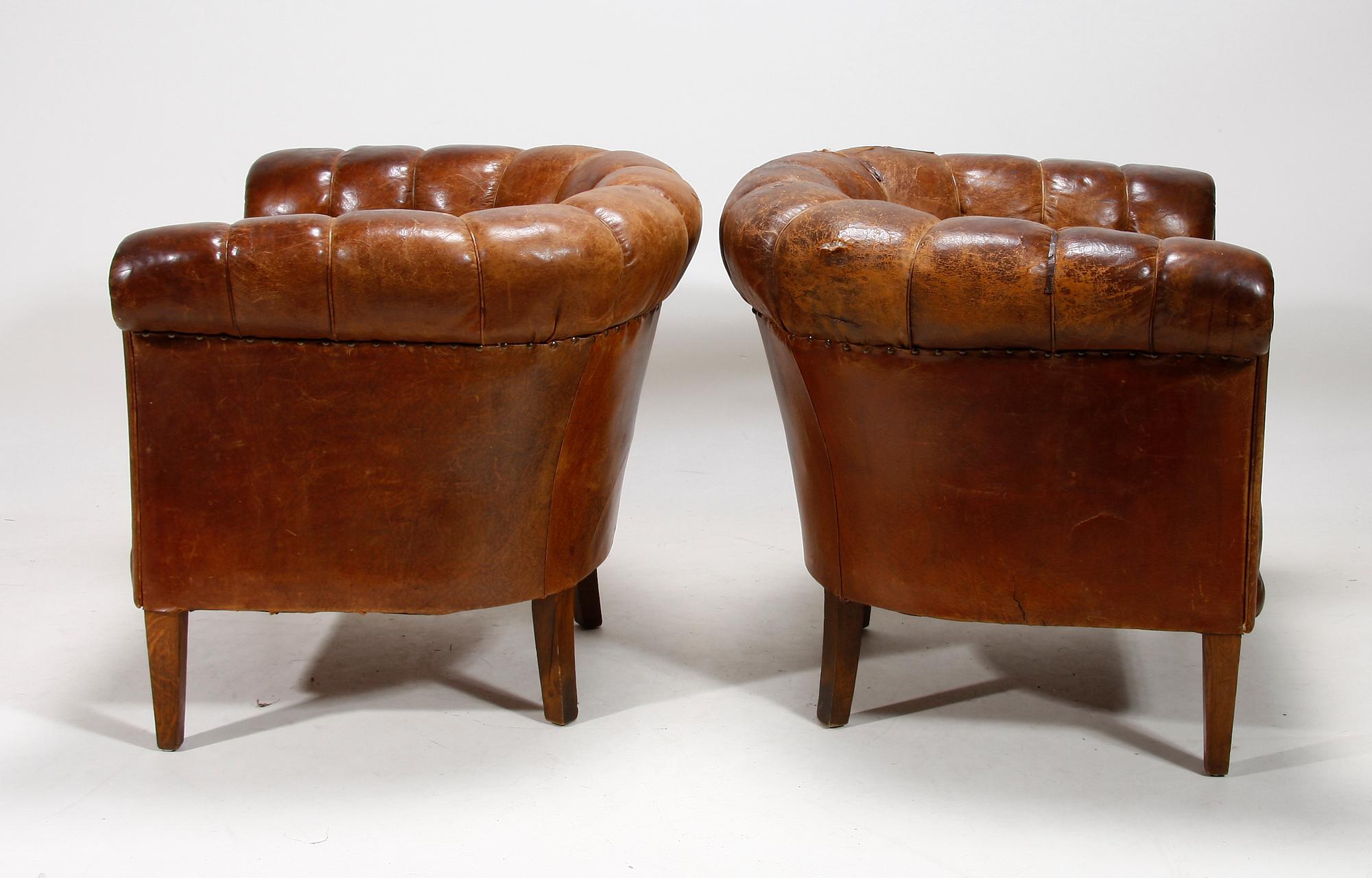 FÅTÖLJER, ett par, Chesterfieldmodell. 1900-talets början.