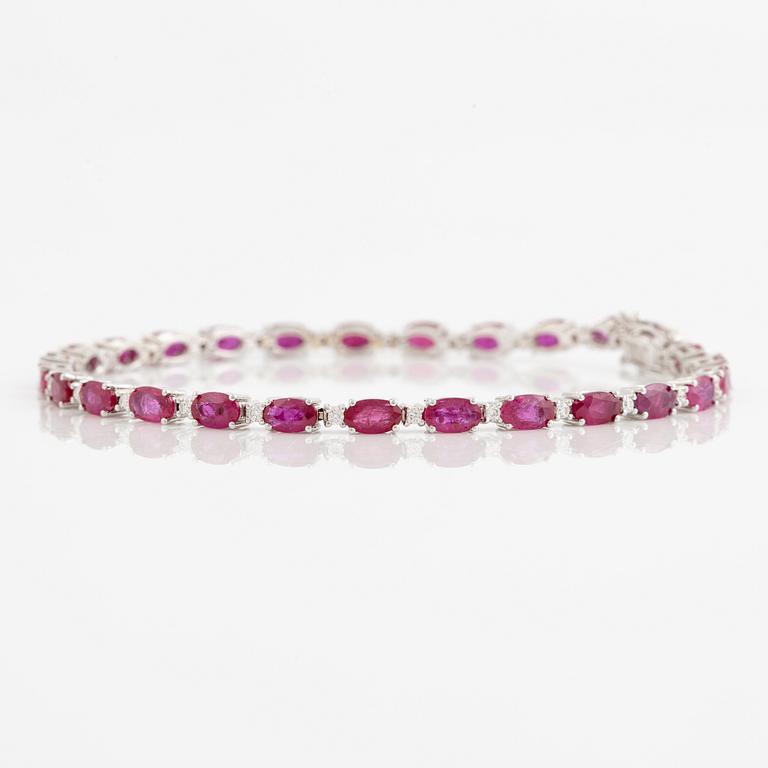 Bracelet 18K white gold with rubies and brilliant-cut diamonds.