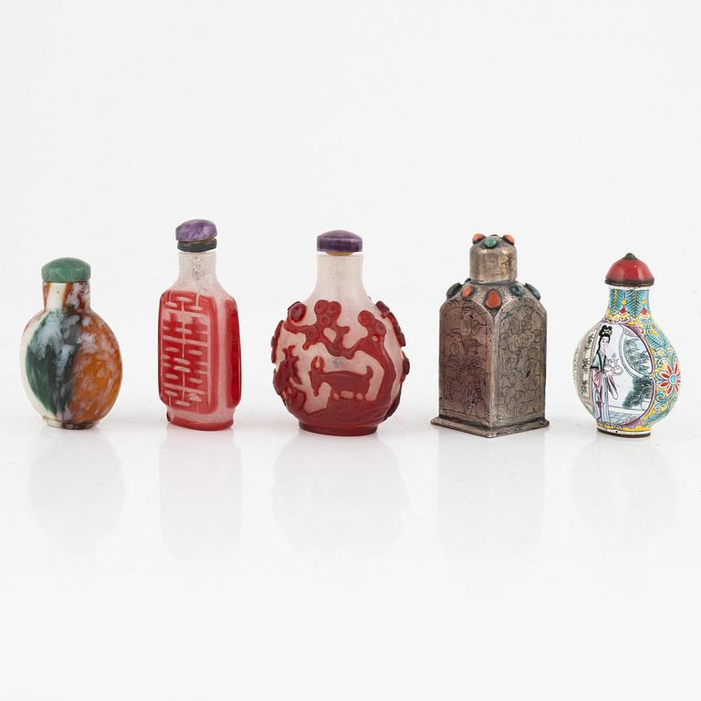 Snusflaskor, fem stycken, glas, emalj och metall. Kina, 1900-tal.