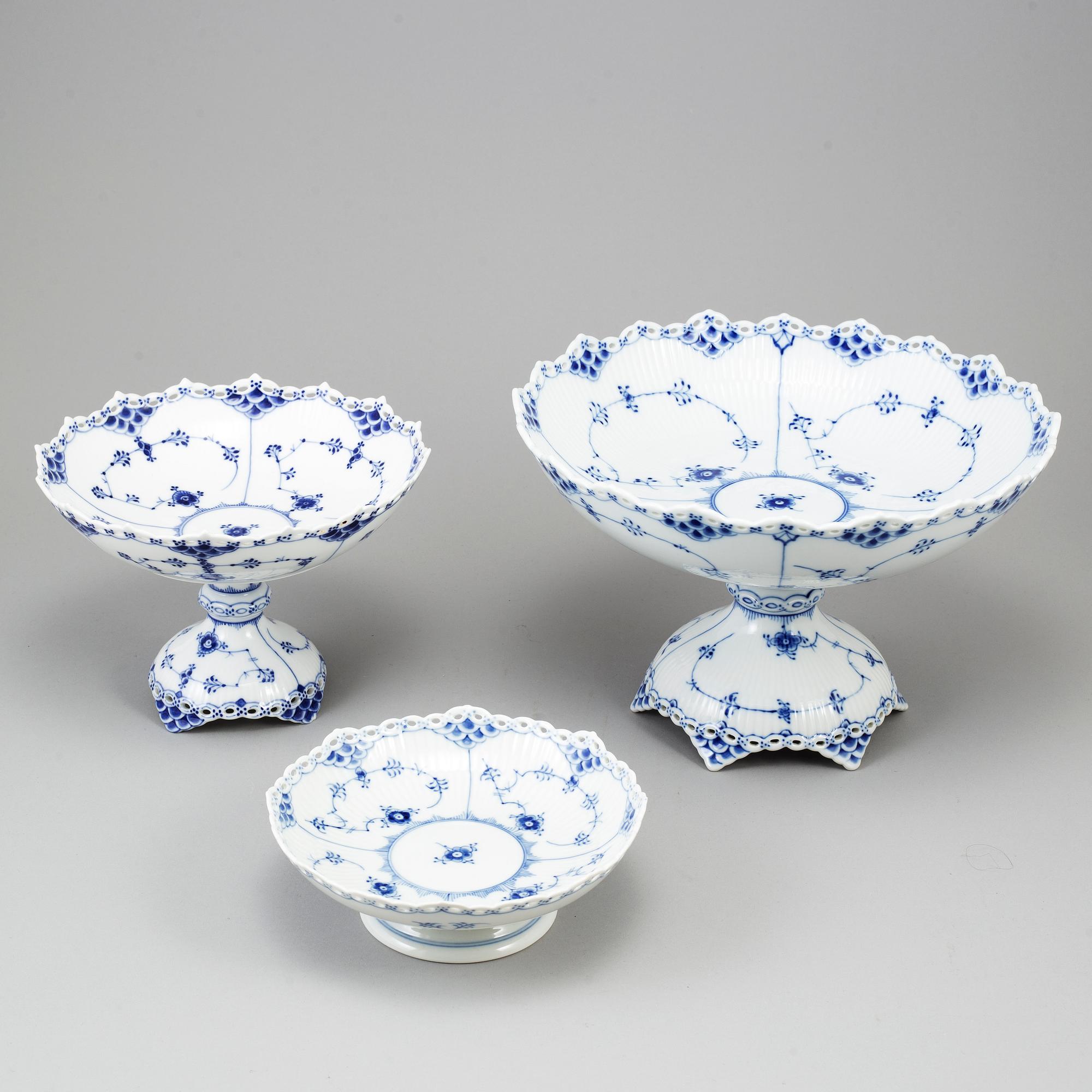 SKÅLAR PÅ FOT, 3 st,  "Musselmalet", Royal Copenhagen, Danmark.