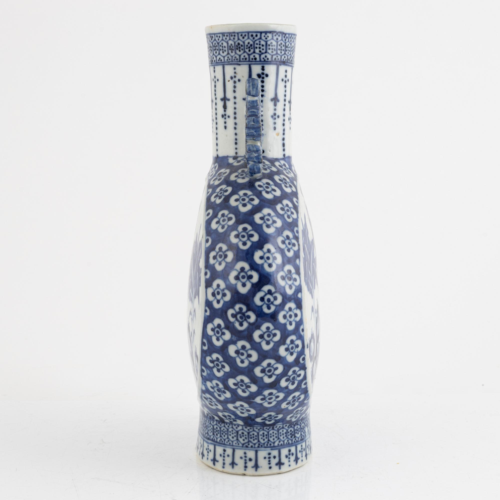 Pilgrimsflaska, porslin, Kina, Qingdynastin, sent 1800-tal.