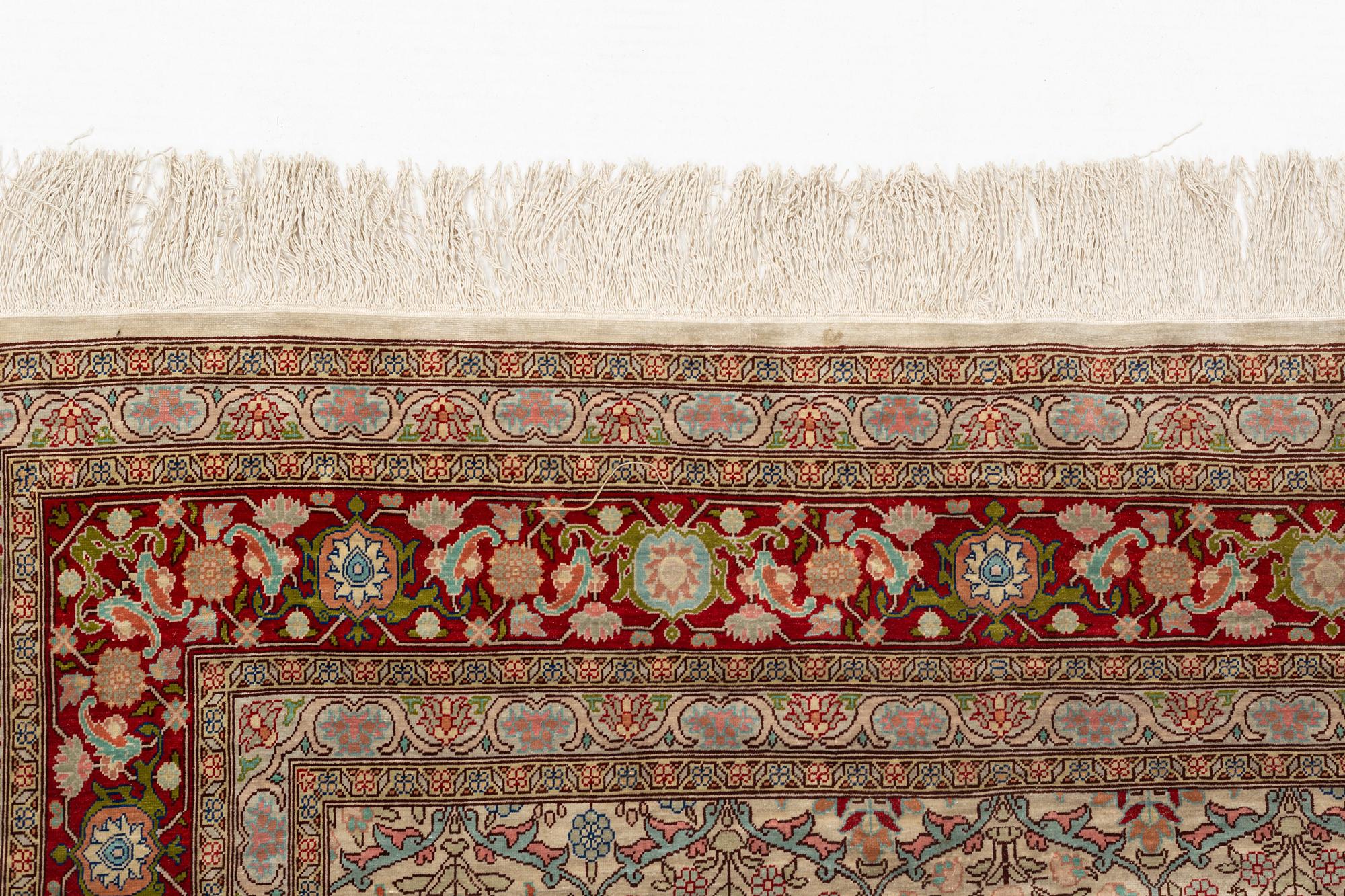 Matta, Old, silke Hereke, signerad, ca 166,5 x 109 cm.