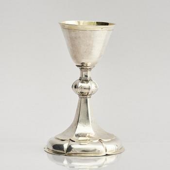 Kalk, delvis förgyllt silver, oidentifierad mästare, möjligen I.F.M verksam i Leipzig mitten 1700-talet.