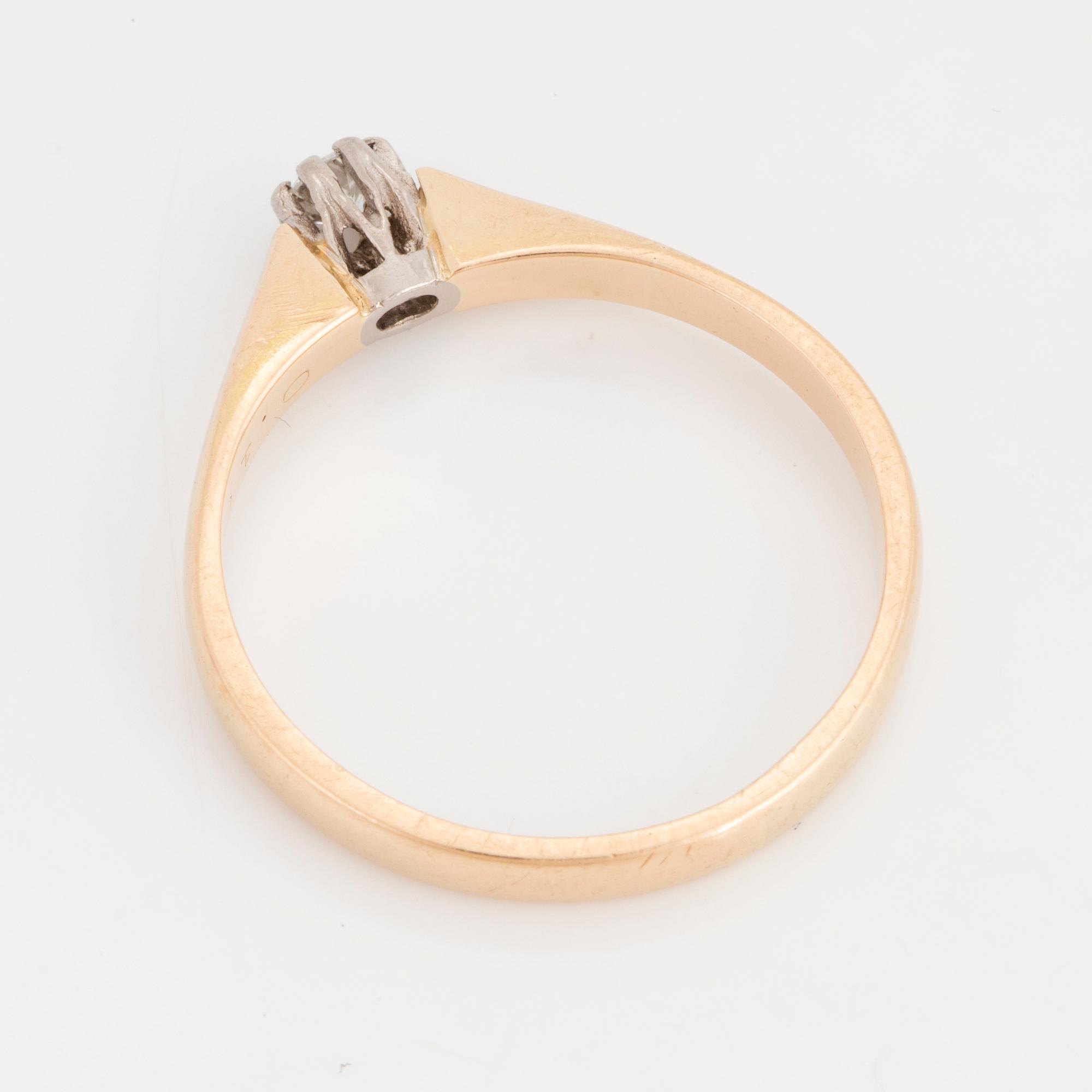 A round brilliant-cut diamond ring.