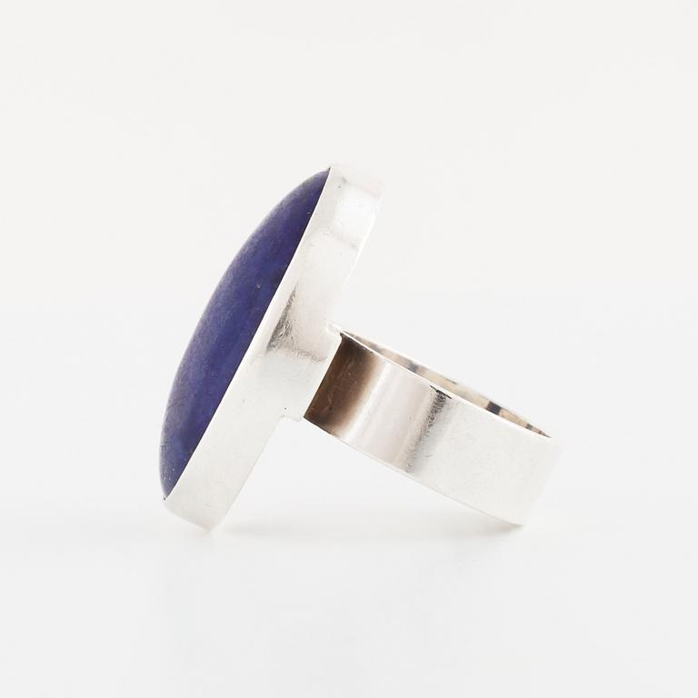 CECILIA JOHANSSON, Göteborg, 2001 a cabochon cut lapis lazuli ring.