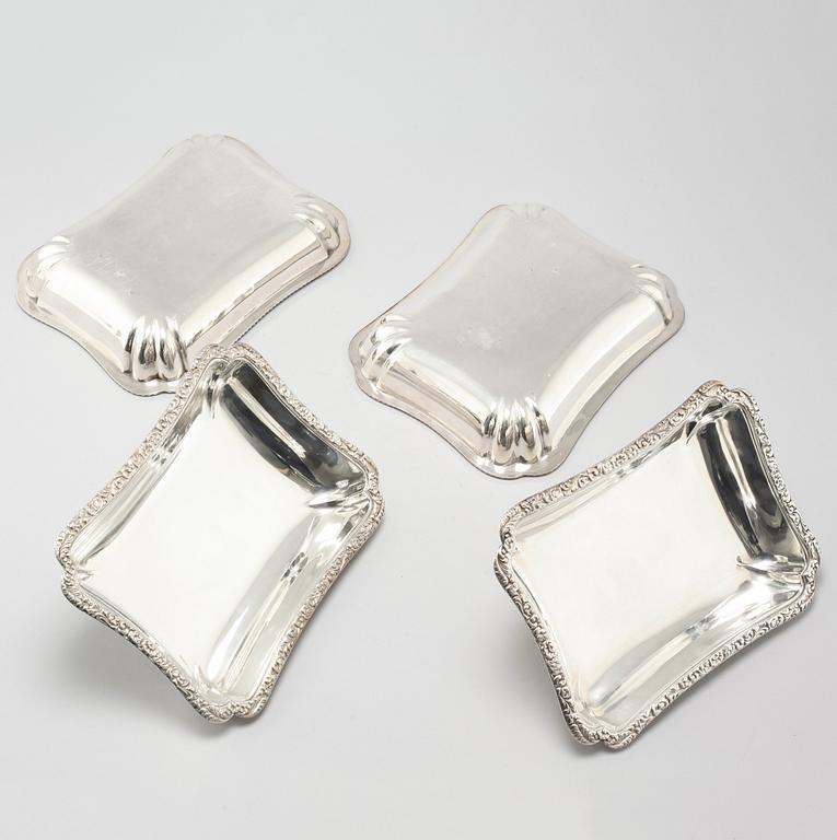 A pair of deep dishes with lid, from the first half of the 20th century.