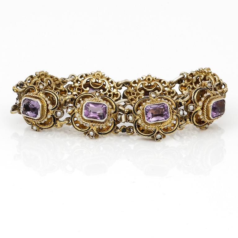 ARMBAND, HÄNGE samt ÖRHÄNGEN, ett par, förgyllt 830 silver med fasettslipade ametister och sötvattenpärlor. Vikt ca 46g.