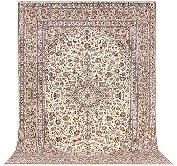 A Kashan carpet, ca. 405 x 295 cm.