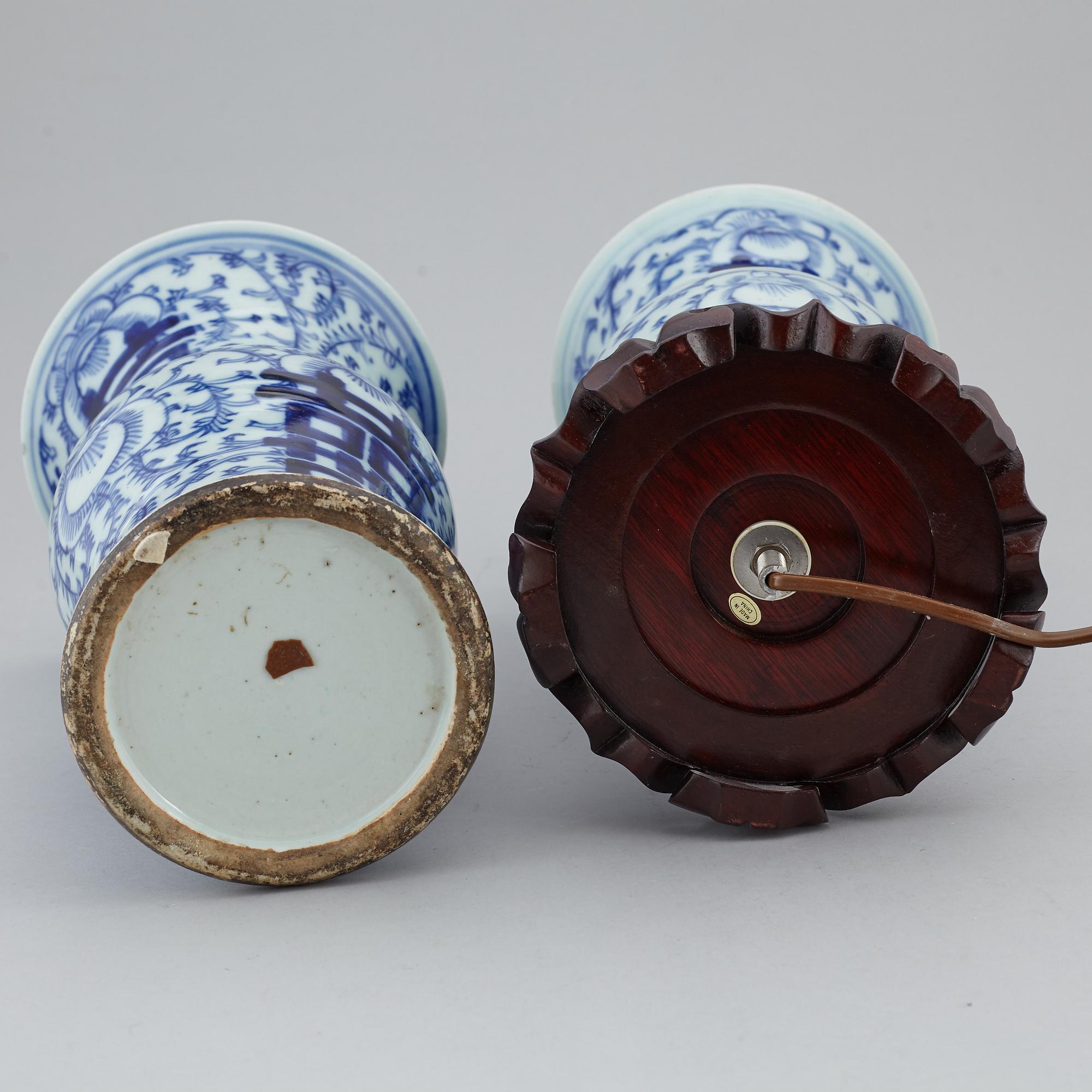 Two blue and white vases, one turned into table lamp, Qing dynasty, 19th century.