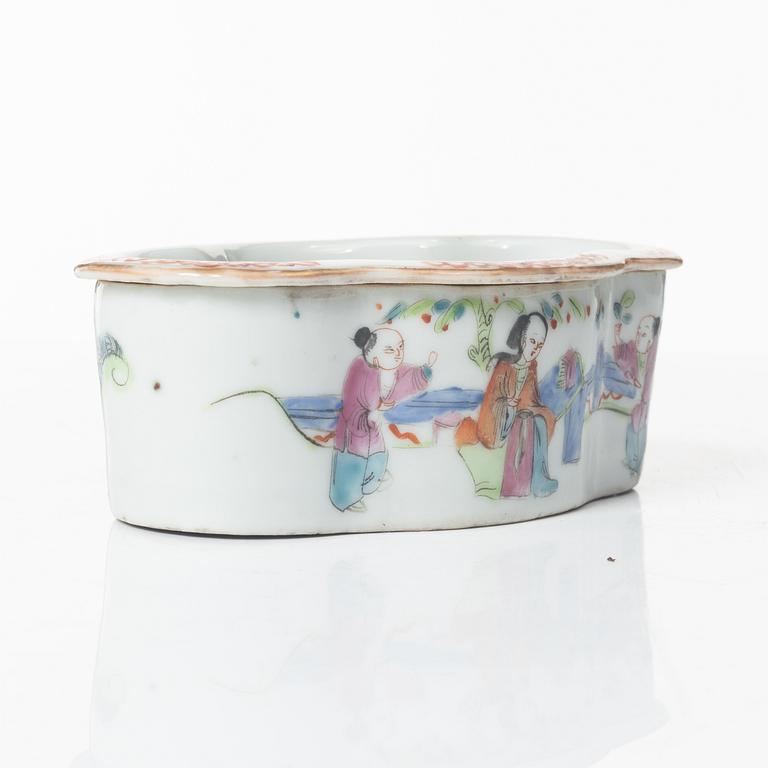 A Chinese famille rose ewer, a a cup with cover, a cup with saucer, a box and a censer, Qing dynasty, 18th and 19th cent.