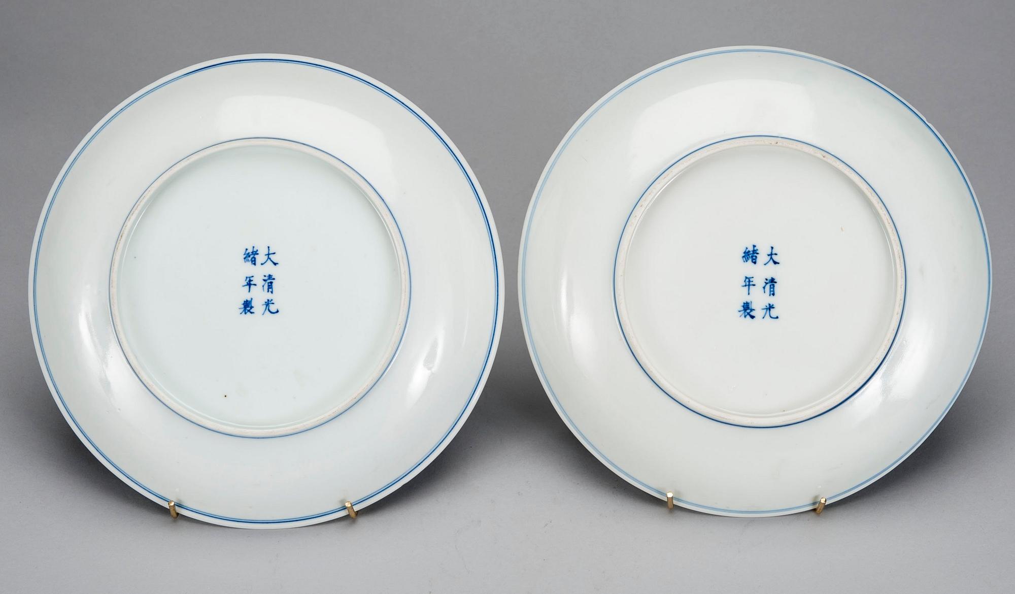KINESISKA FAT, ETT PAR. Porslin. Qing dynastin, Guangxu märke och period (1874-1908).