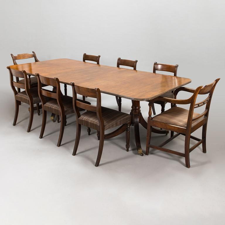 Matbord och 8 stolar, mahogny, tageltyg, England, 1900-talets första hälft.