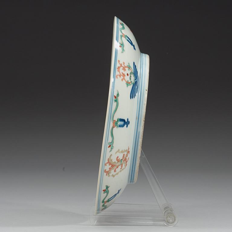 A wucai dish, Qing dynasty with Tongzhis six character mark and period (1862-74).