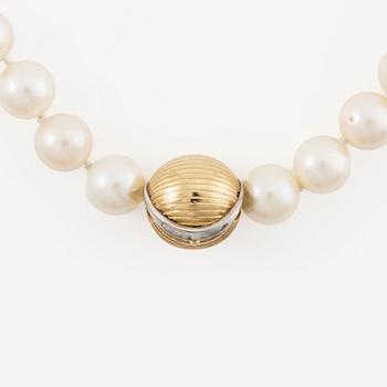 Ole Lynggaard, collier, odlade pärlor, med kullås i 18K guld,.