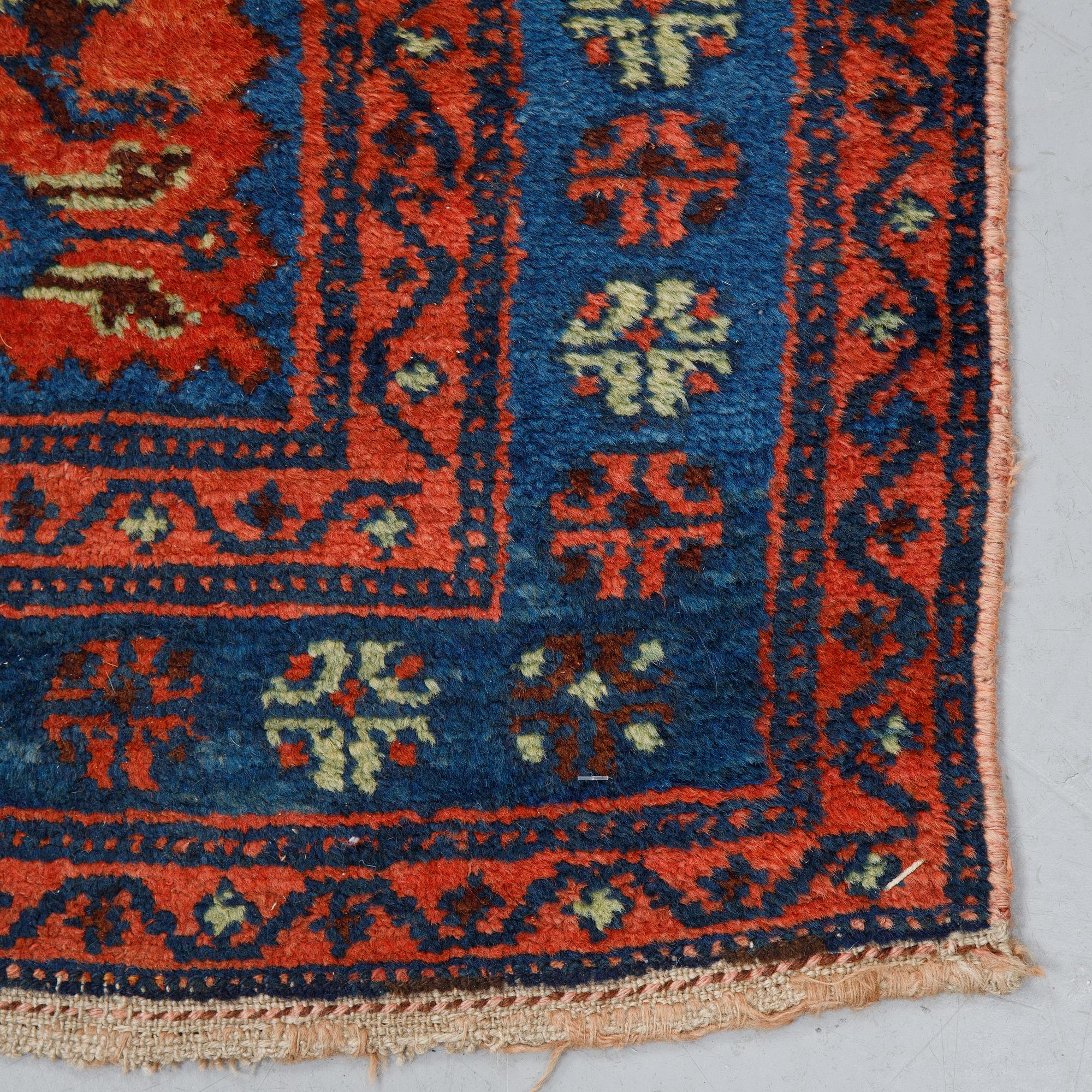 Matto, semi-antique West persian, ca 202 x 108 cm.