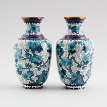 VASER, 1 par, emaljdekor, Kina, 1900-talets andra hälft.
