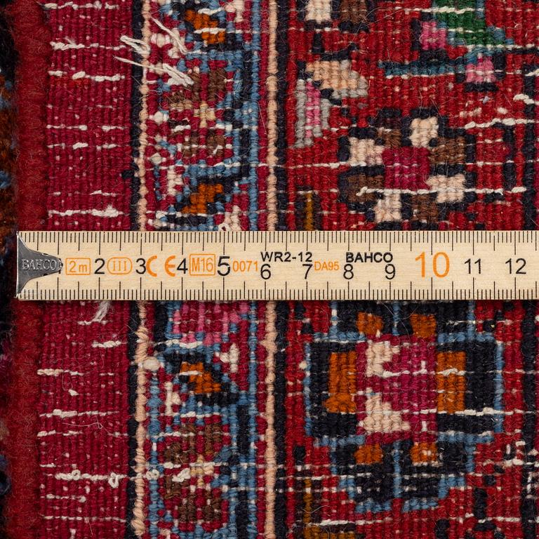 An Oriental carpet, approx. 380 x 304 cm.