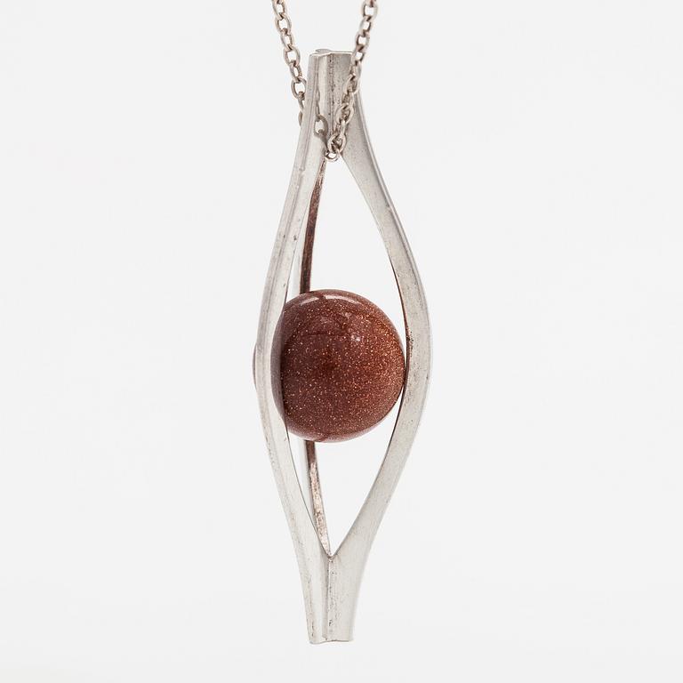 Elis Kauppi, A silver necklace with a goldstone pearl. Kupittaan kulta, Turku 1962.