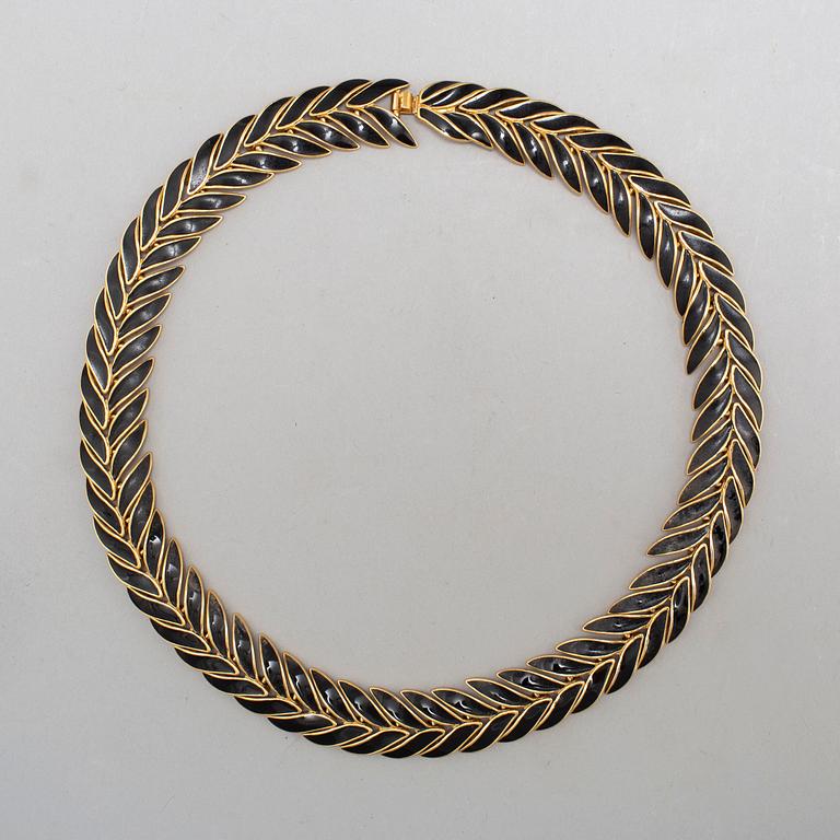 An Oscar de la Renta costume jewlery necklace.