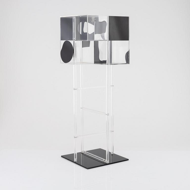 Gösta Wallmark, skulptur, plexiboxar och pinnar. Klarglas och svart.