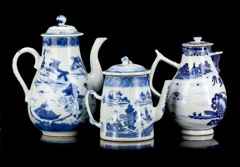 TEKANNOR, 3 st olika, porslin, Jiaqing, Kina 1800-tal.