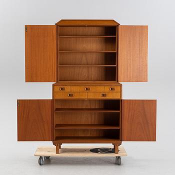 Carl Malmsten, a 'Mittens Rike' mahogany veneered cabinet, Åfors Möbelfabrik, Blomstermåla, dated 1957.