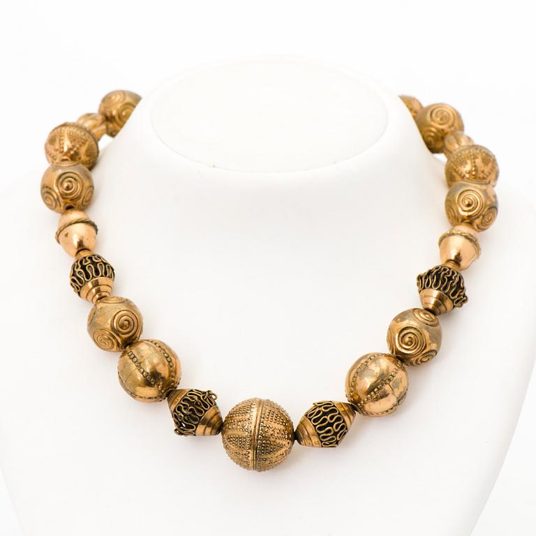 KALEVALA KORU, KAULAKORU ja KORVAKORUT, "Halikon kääty", pronssia, hopeaa.