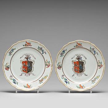 800. A set of two famille rose armorial dinner plates, Qing dynasty, Qianlong (1736-95).